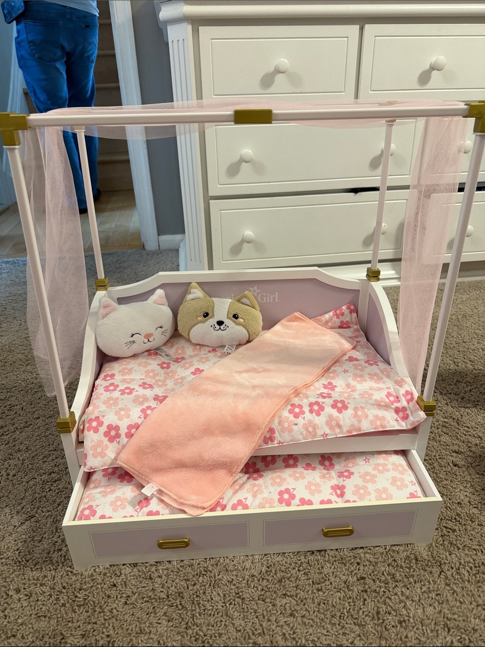VEUC LIKE NEW BARELY USED American Pink Canopy Doll Bed with Pillows